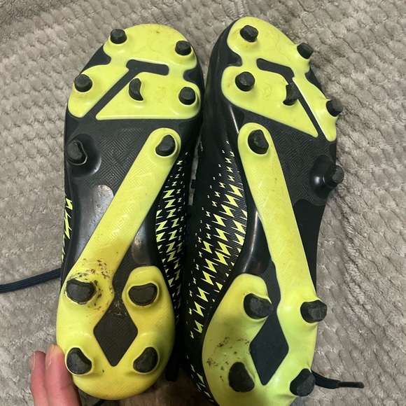 Puma Women’s Navy and Yellow Soccer Cleats size 7 (runs small) - Picture 3 of 3